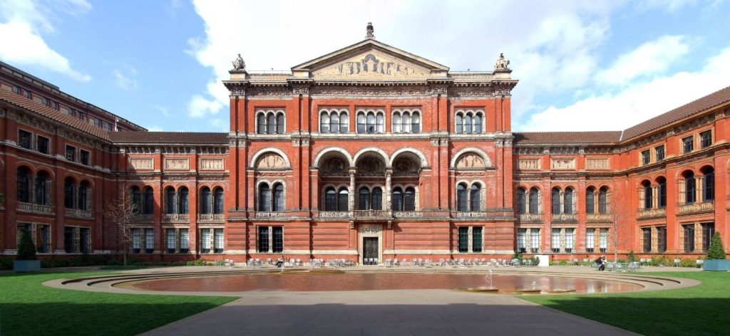 Fundado em 1852, o Victoria and Albert Museum é o maior museu de arte e design do mundo. 