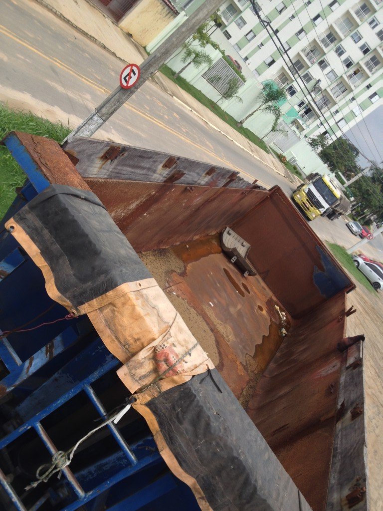 Carreta está parada em local proibido há quase seis meses.
