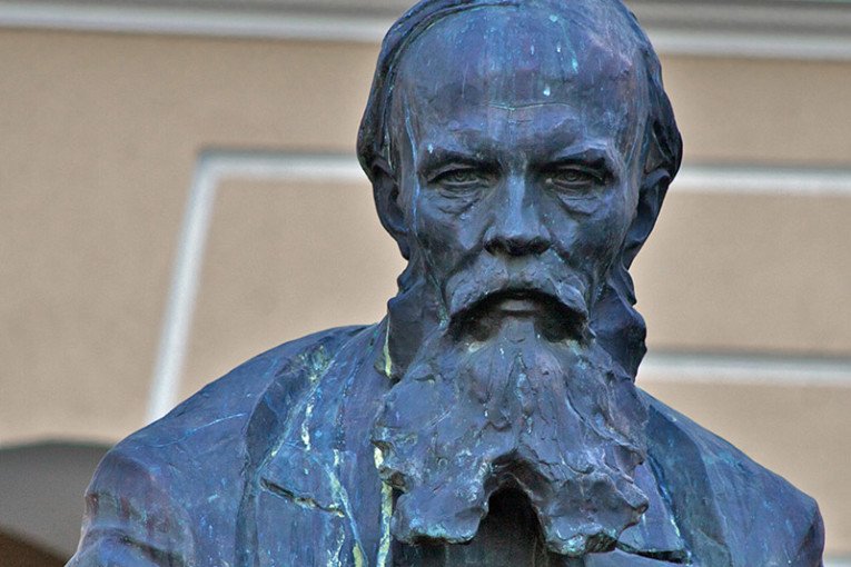 Os franceses por Dostoiévski