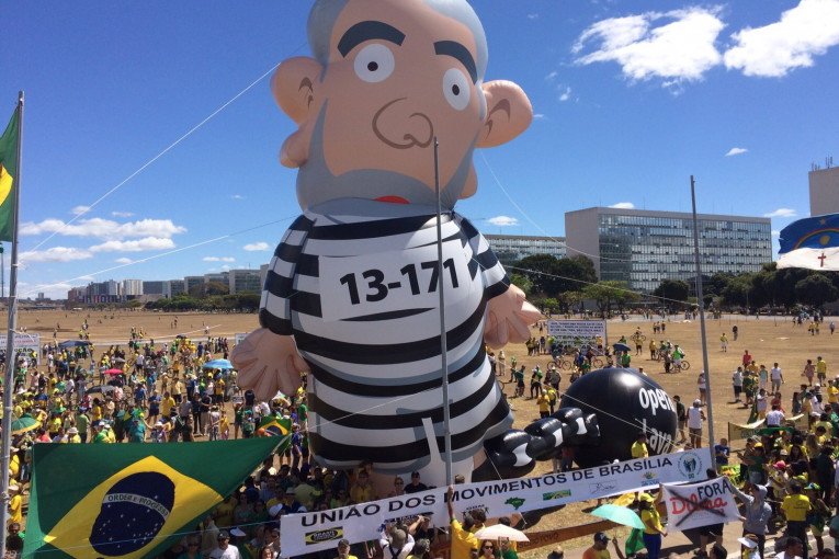 Boneco Gigante do Lula sofre atentado