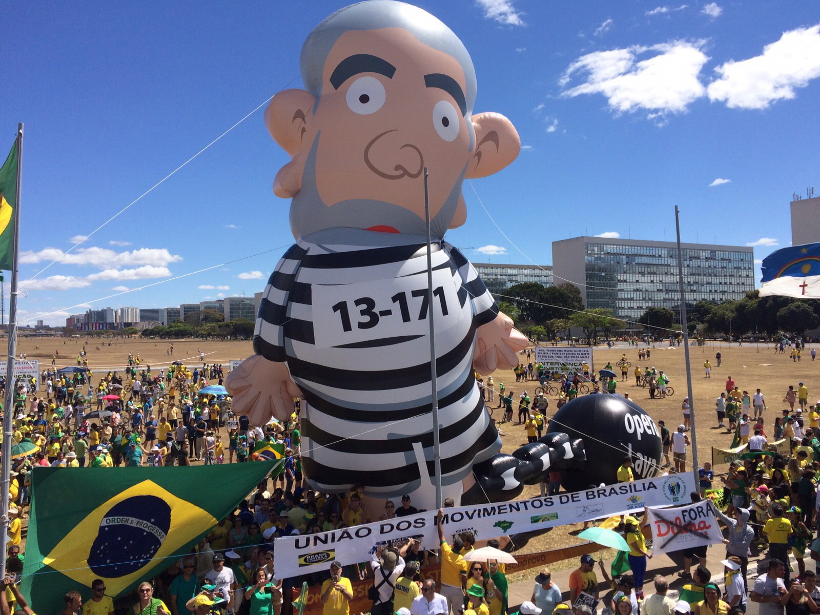 Boneco Gigante do Lula sofre atentado