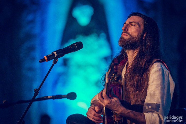Uma entrevista exclusiva com Estas Tonne