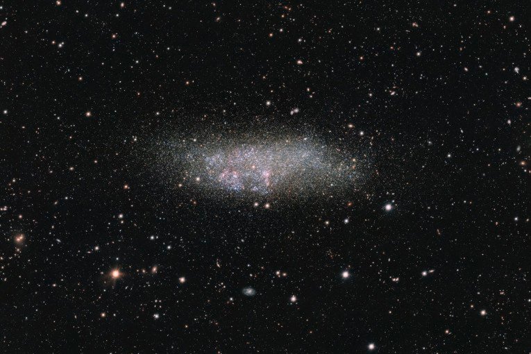 Uma galáxia anã nos confins do universo