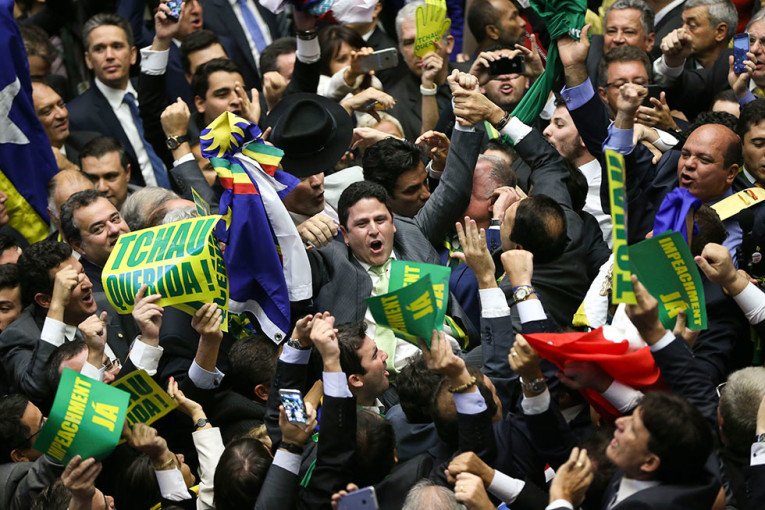 Dilma é derrotada em votação pelo impeachment na Câmara dos Deputados