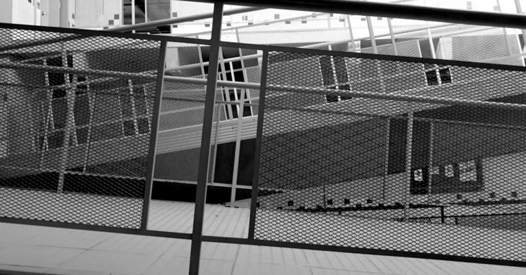 A menina que ajuda com os fios