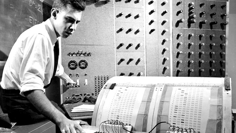 Frank Rosenblatt '50, Ph.D. ’56, trabalha no “Perceptron” – o que ele descreveu como a primeira máquina “capaz de ter uma ideia original”.