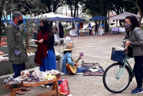 E hoje a feira foi linda!O frio deu uma trégua e teve um som acústico delícia da @naiahreis.Noss