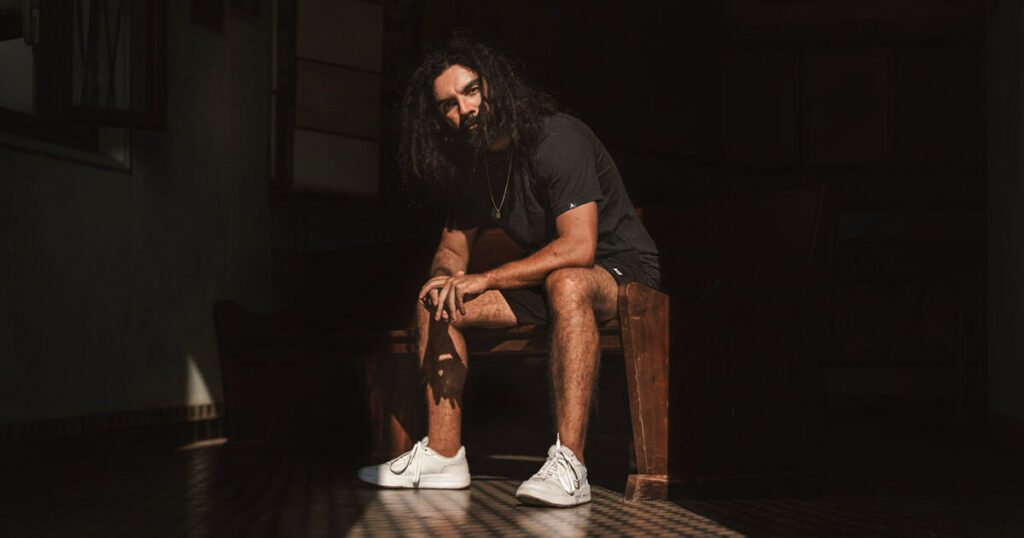 Nandes Castro, entre maracatu, rap e pertencimento