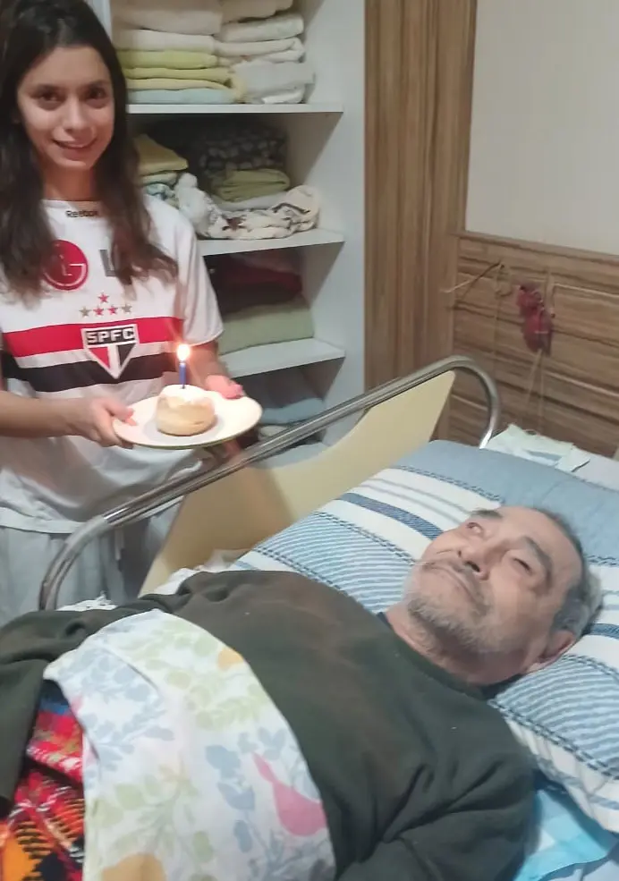 Neta leva uma vela e um pequeno bolo ao avô Ryoki em seu aniversário de 80 anos