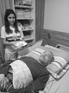 Neta leva uma vela e um pequeno bolo ao avô Ryoki em seu aniversário de 80 anos