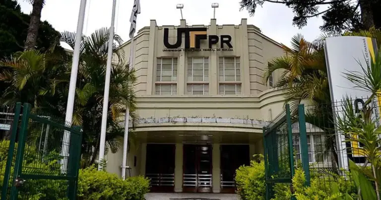 Fachada do prédio do campus da UTFPR, em Curitiba